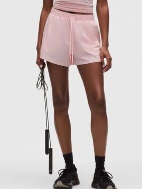 Lululemon court rival high rise short 3’’
Soft pink stripe  size 2